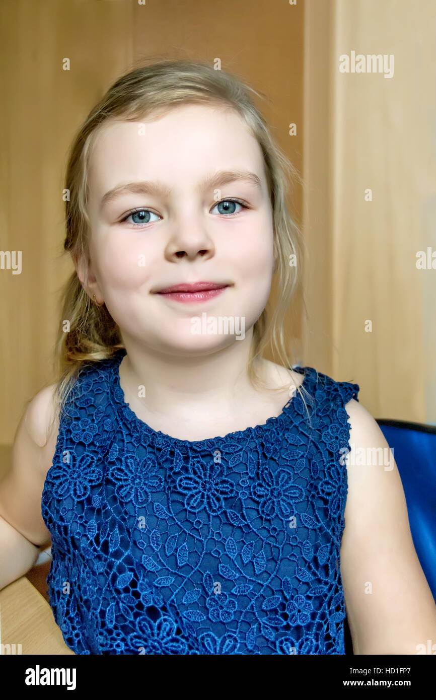 Cute smiling girl dark blue dress piscine Banque D'Images