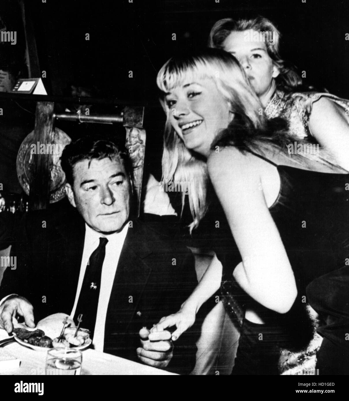 Errol Flynn, avec Beverly Aadland Beverly Hills lors d'une partie de ca ...