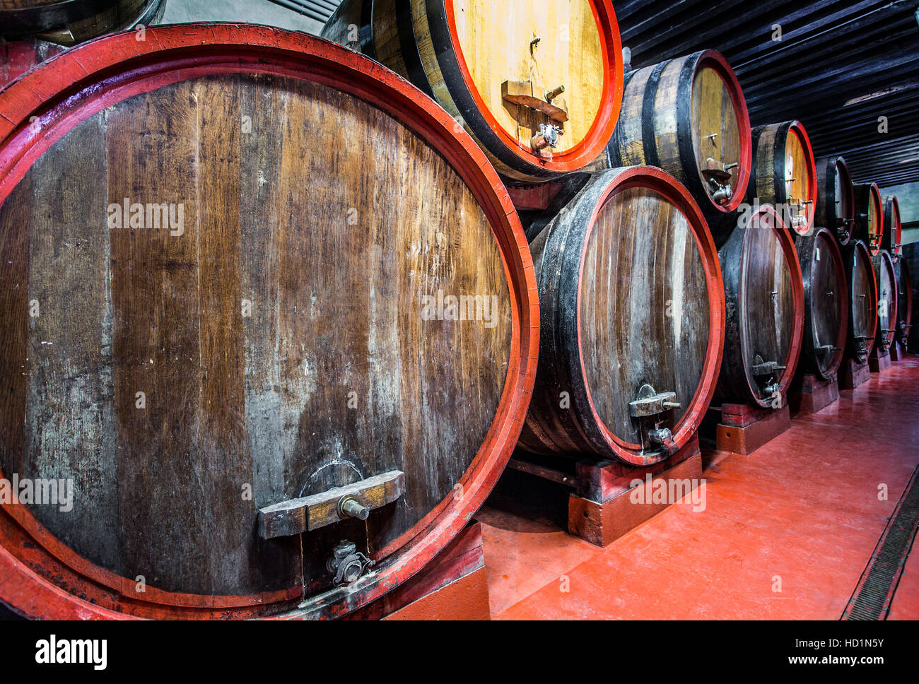 Vieux fûts de chêne au vignoble cave. Banque D'Images