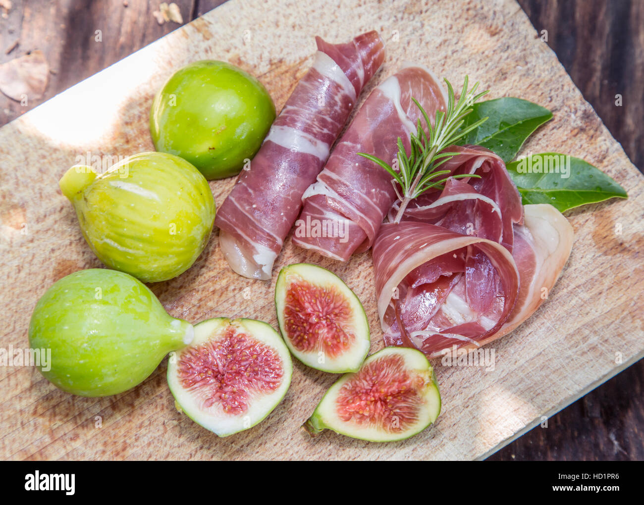 Fruits mûrs fig et du bacon ou jambon. Nourriture pour accompagner la boisson. Banque D'Images