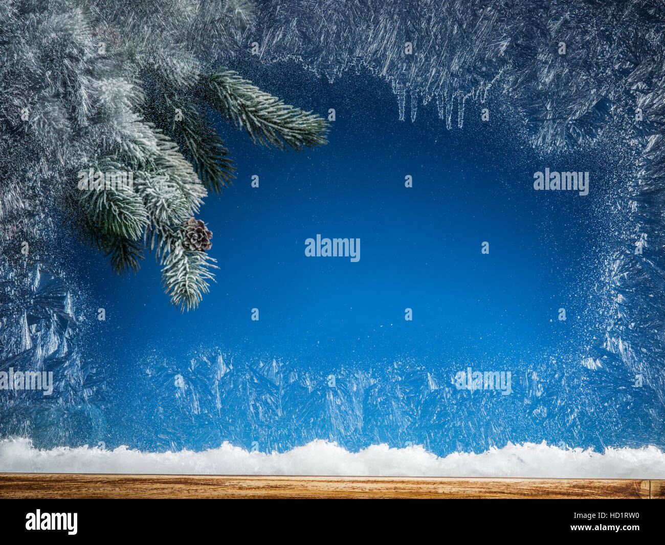 Fenêtre gelée et l'arbre de Noël dans la neige contre elle. Banque D'Images