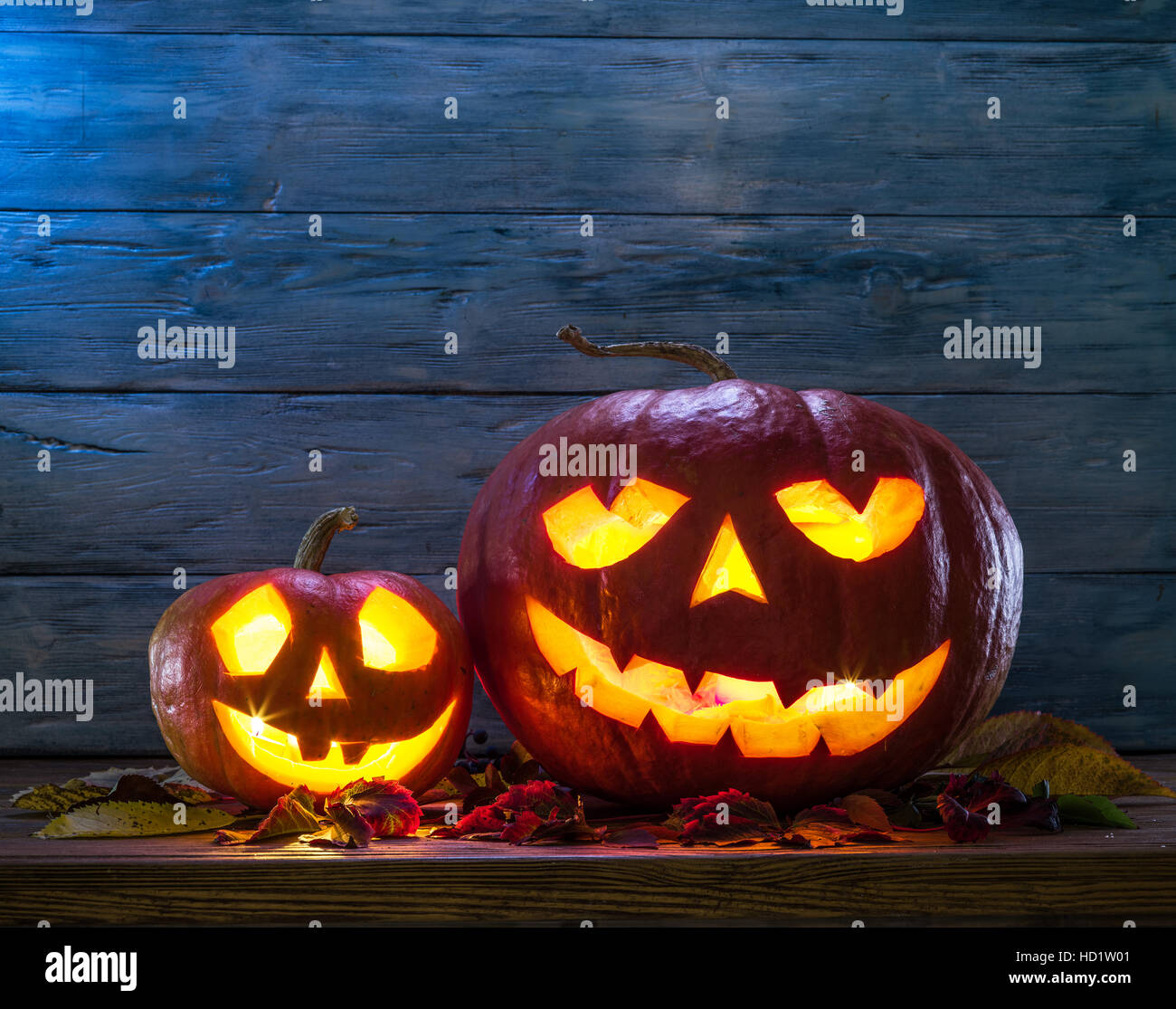 Lanterne citrouille souriant ou jack-o'-lantern est l'un des symboles de l'Halloween. Attribut d'Halloween. Fond de bois. Banque D'Images