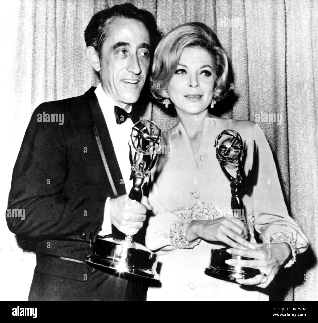 Pat Paulsen (avec une réalisation Emmy), Barbara Bain (avec son Emmy ...