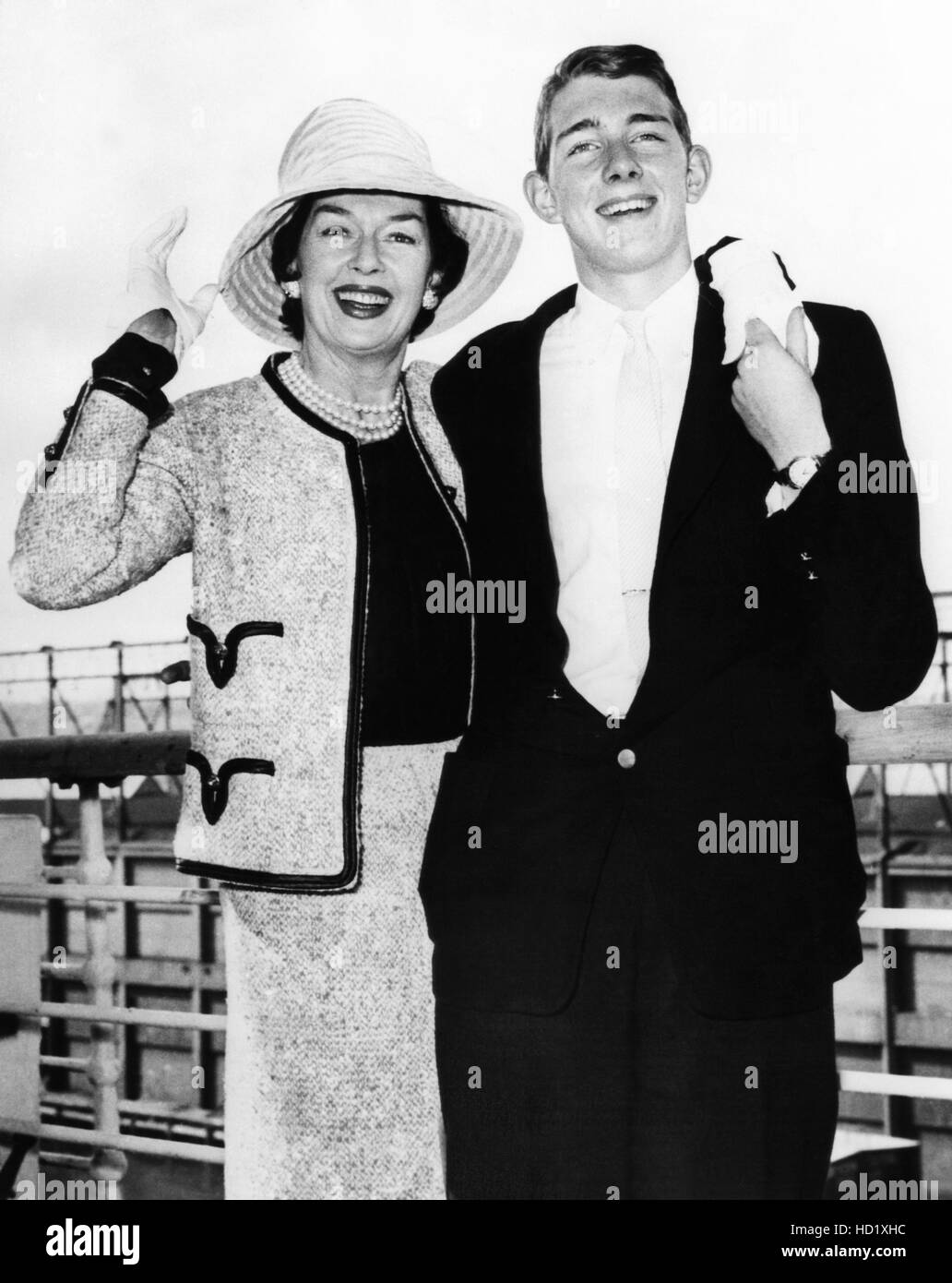 De gauche : Rosalind Russell avec son fils, Lance Brisson, ca au début