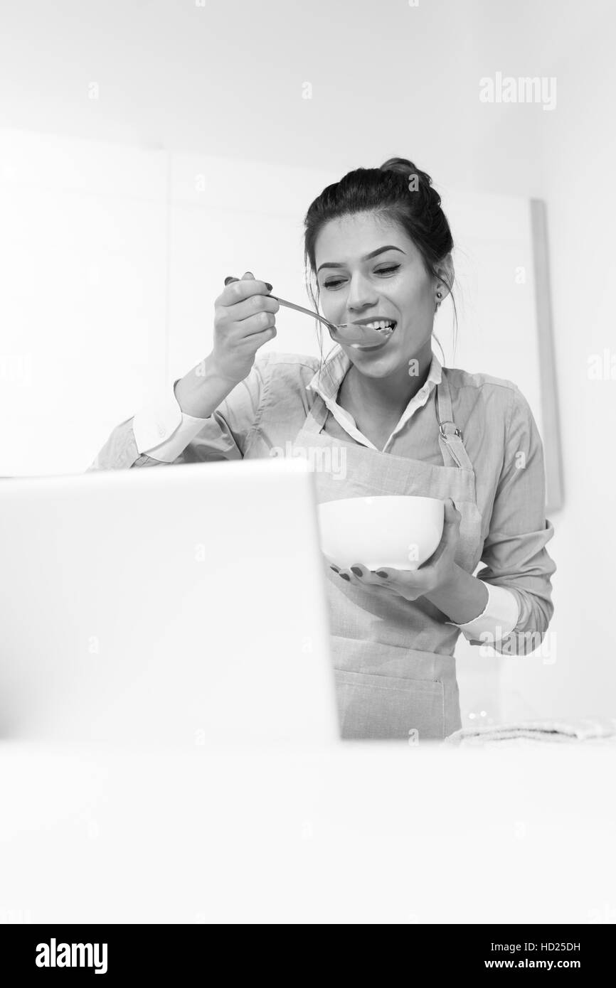 Jeune femme ayant un bol de céréales Banque D'Images