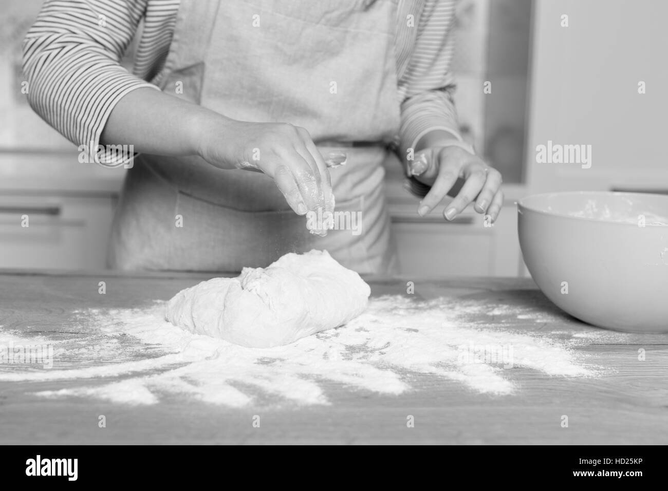 Prendre la pâte par les mains à la cuisine Banque D'Images