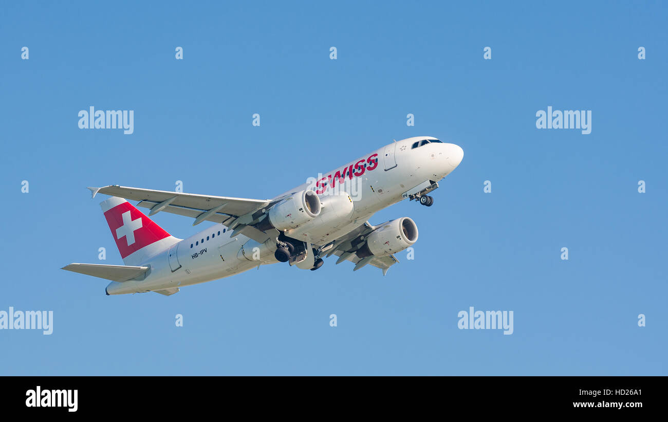 Avion Airbus A319 de Swiss International Air Lines porte-drapeau de décoller de l'aéroport international de Munich et des gains d'altitude Banque D'Images