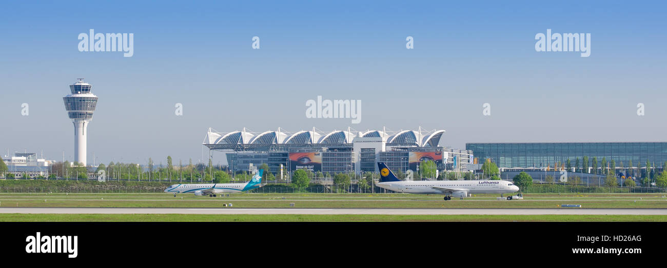 Vue panoramique de l'aéroport international de Munich avec terminal passager, tour de contrôle du trafic aérien et circulation sur les avions taxway Banque D'Images