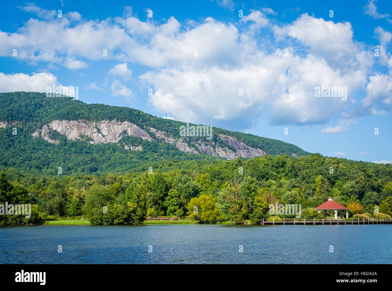 Lake Lure et montagnes dans Lake Lure, Caroline du Nord. Banque D'Images