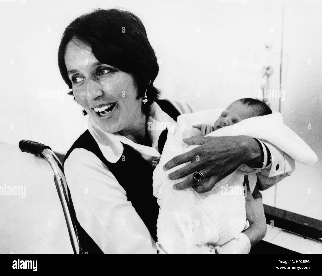 Joan Baez et son fils nouveauné, Gabriel Harris, Stanford Medical