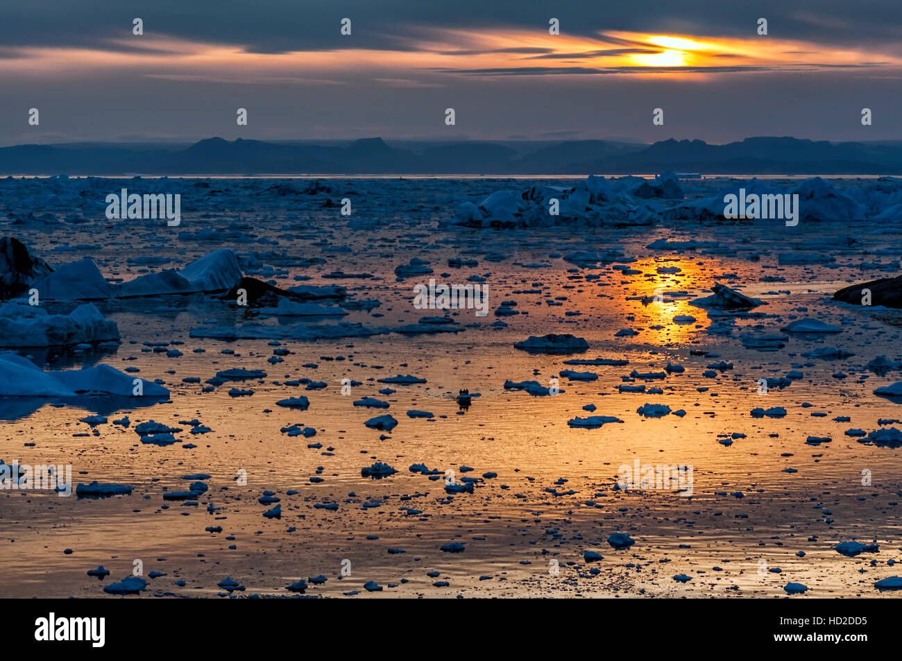 Coucher de soleil sur la baie de Disko Odd Grenland dans. La baie de Disko est situé dans la côte ouest du Groenland. Banque D'Images