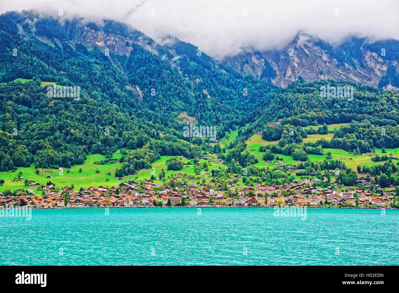 panorama-du-lac-de-brienz-et-la-montagne-brienzer-rothorn-avec-chalet