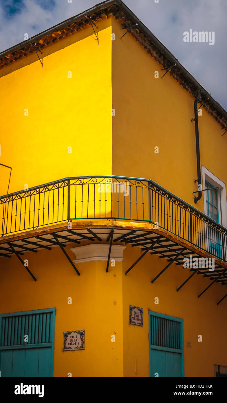 Vue latérale d'un vieux bâtiment jaune simple, La Havane, Cuba Banque D'Images