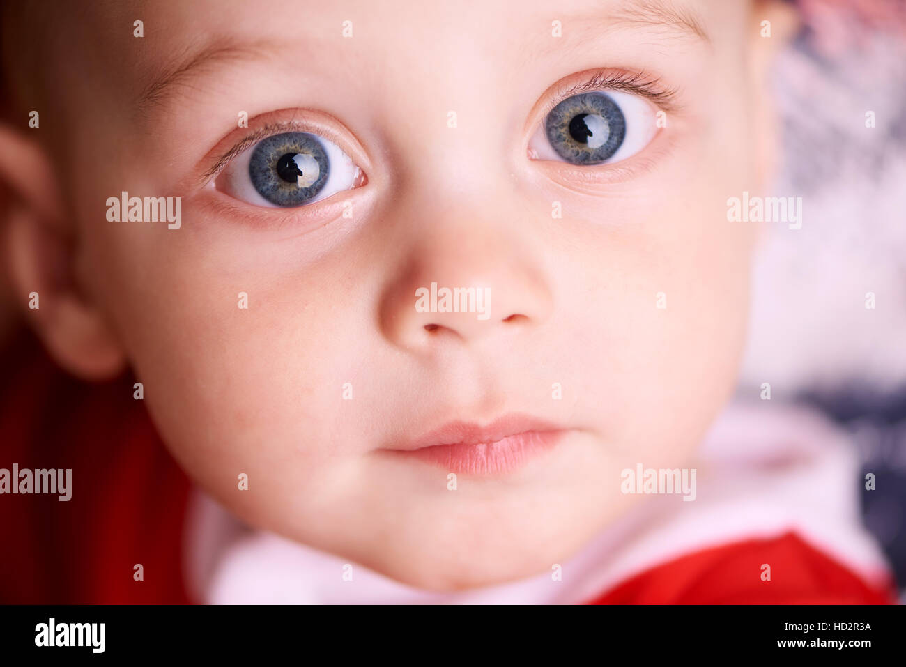 Portrait D Un Bebe Magnifique Visage Du Garcon Avec Les Yeux D Un Bleu Eclatant A Droit Dans La Camera Avec Une Expression Calme Photo Stock Alamy