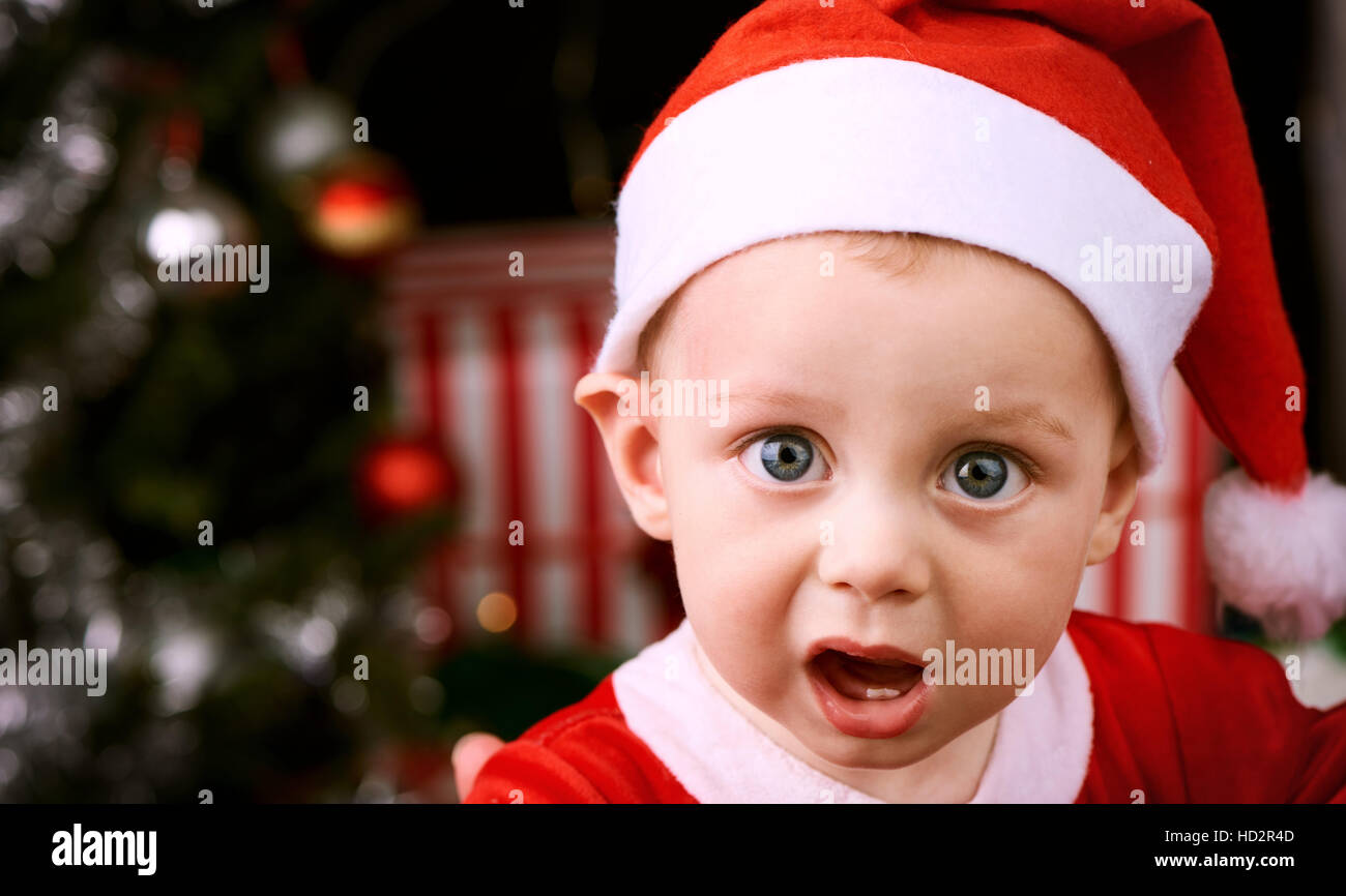 Un Bebe De 9 Mois Garcon Avec Expression Choquee A La Camera Dans Le Port D Un Costume Du Pere Noel Pour Les Fetes De Noel Photo Stock Alamy
