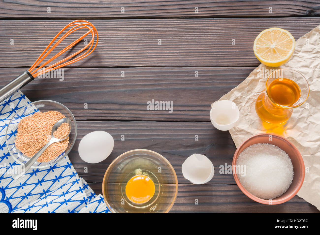 Le procédé de fabrication de mayonnaise maison. Les oeufs, l'huile, et d'autres ingrédients. Banque D'Images