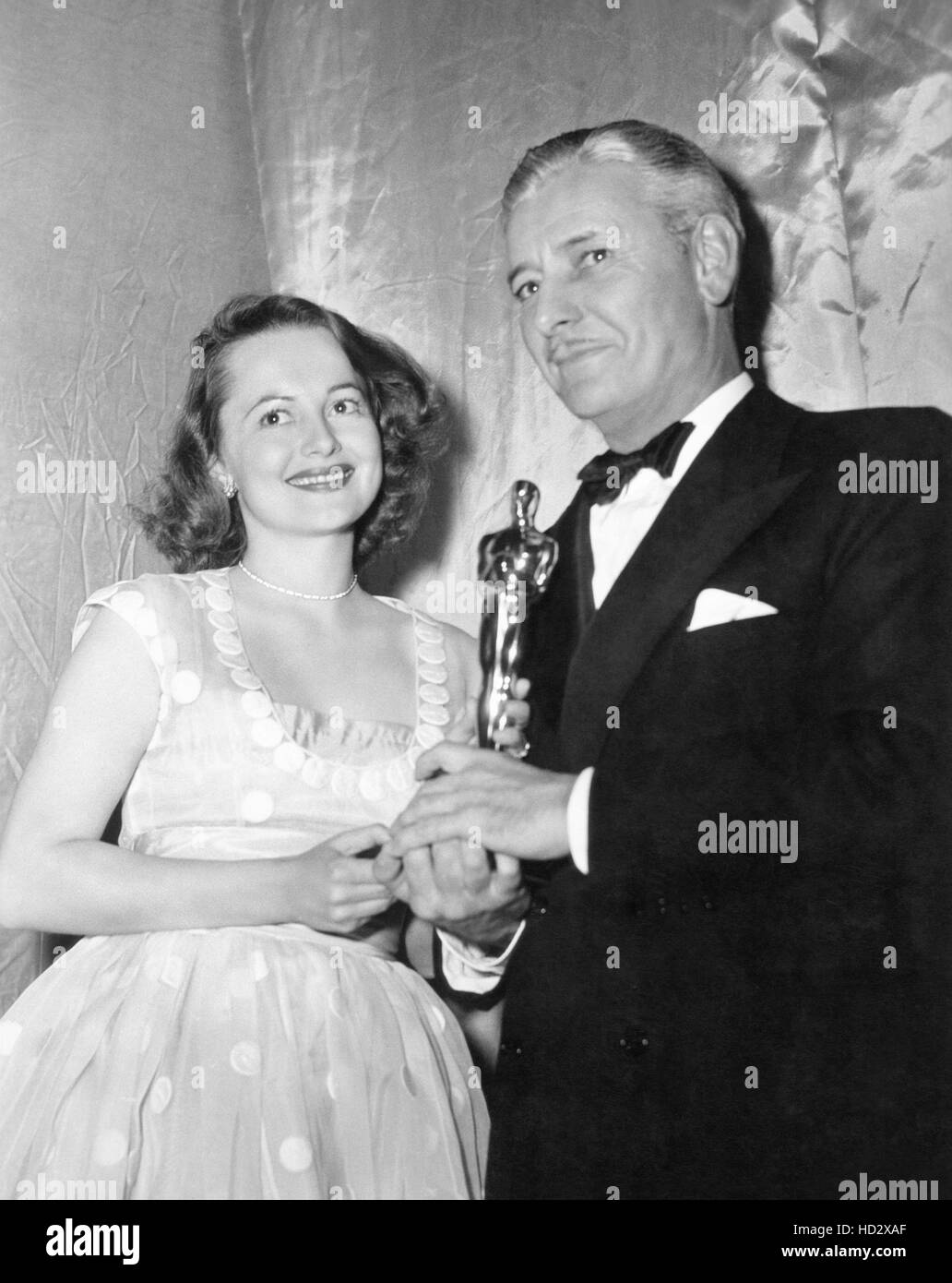 Olivia De Havilland Avec Ronald Colman Et Son Oscar Du Meilleur Acteur olivia-de-havilland-avec-ronald-colman-et-son-oscar-du-meilleur-acteur