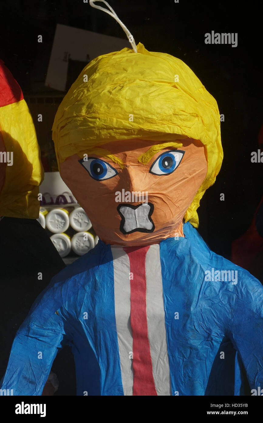 Donald Trump piñata dans la boutique mexicaine. Banque D'Images
