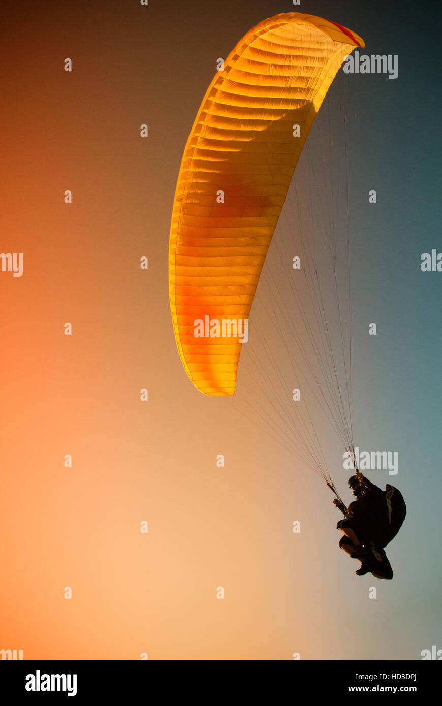 Vol parapente au ciel orange à Bielsko Biala montagne Zar en Pologne Banque D'Images