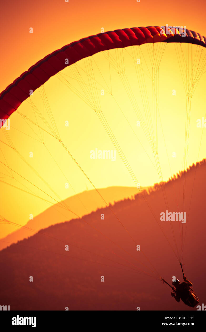 Vol parapente au ciel orange à Bielsko Biala montagne Zar en Pologne Banque D'Images