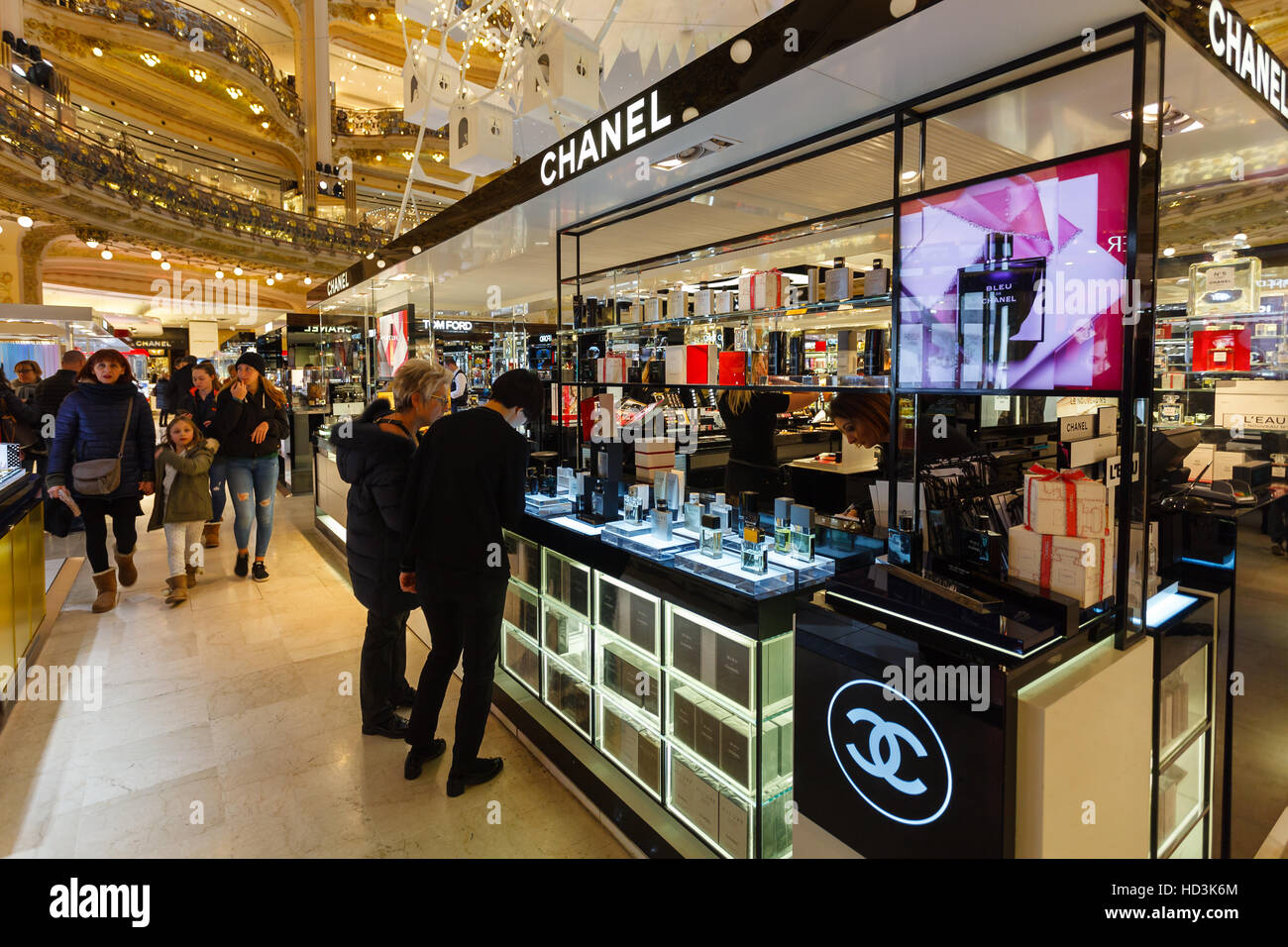 Chanel dans les Galeries Lafayette, Paris Photo Stock - Alamy
