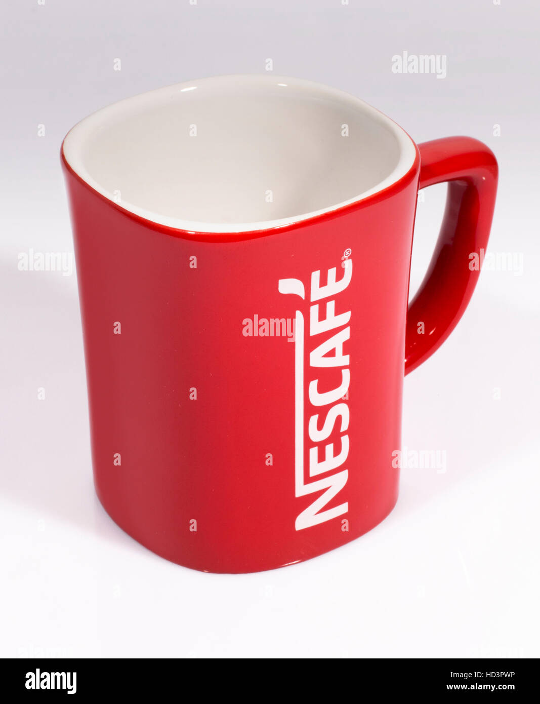 Mug mug Nescafé, rouge Banque D'Images