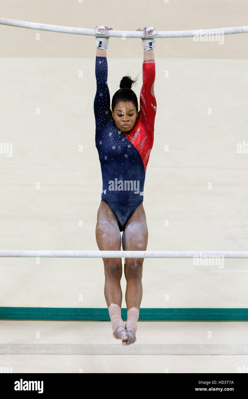 Rio de Janeiro, Brésil. 8 août 2016. Gabrielle Douglas (USA) joue sur les barres asymétriques femmes admissibles au cours de gymnastique Banque D'Images