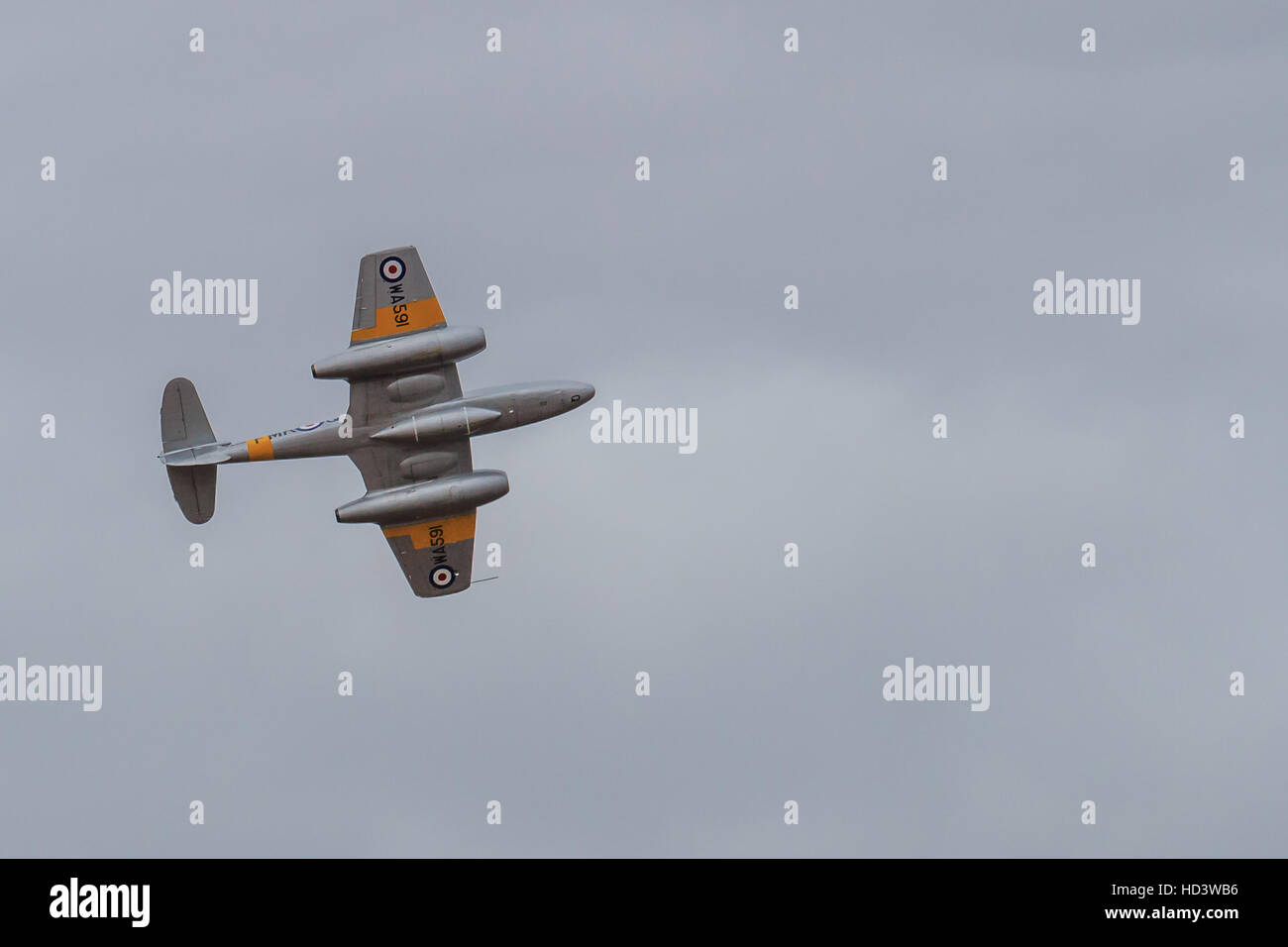 Gloster Meteor T.7 WA591 Jet afficher avec un fond de ciel nuages gris au Southport Banque D'Images