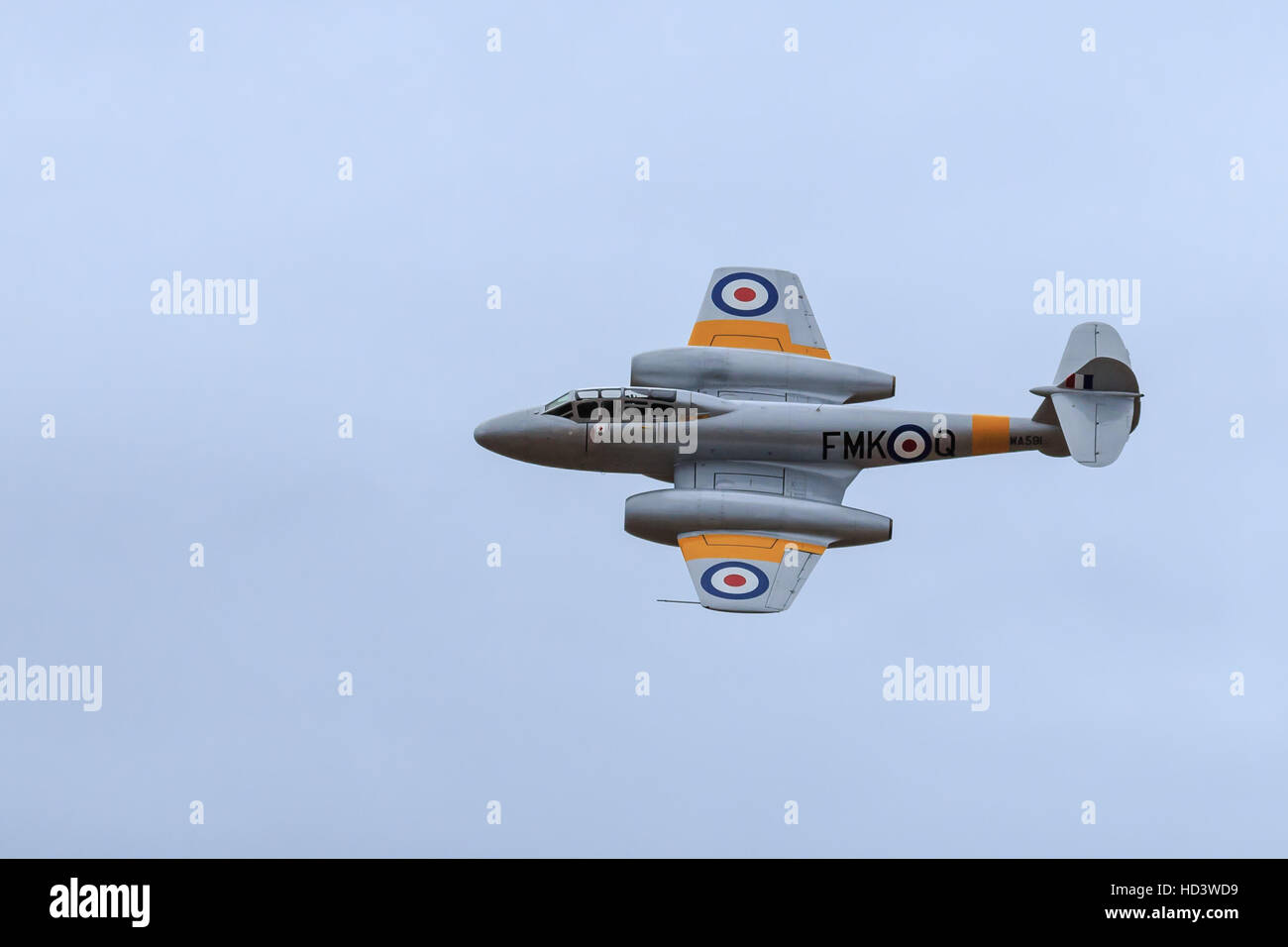 Gloster Meteor T.7 WA591 Jet afficher avec un fond de ciel nuages gris au Southport Banque D'Images