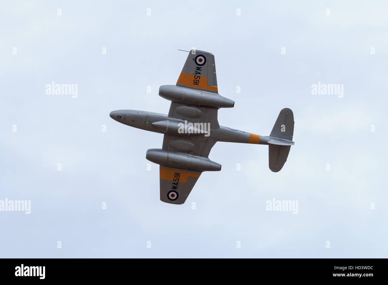 Gloster Meteor T.7 WA591 Jet afficher avec un fond de ciel nuages gris au Southport Banque D'Images