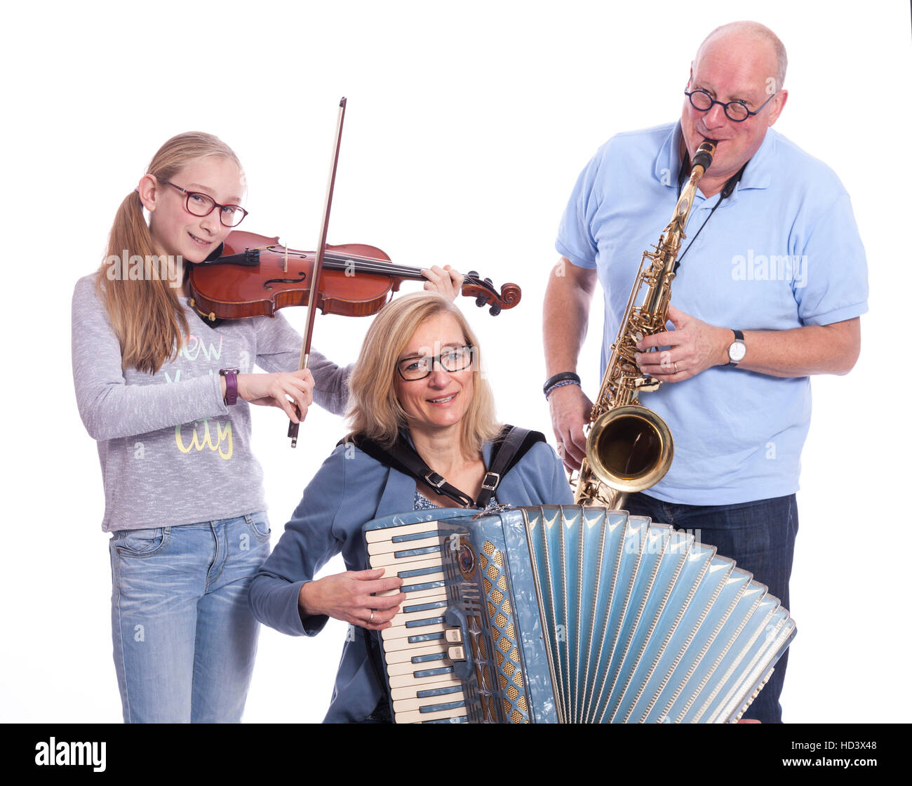 Famille musicale joue saxophone, violon et accordéon en studio against  white background Photo Stock - Alamy