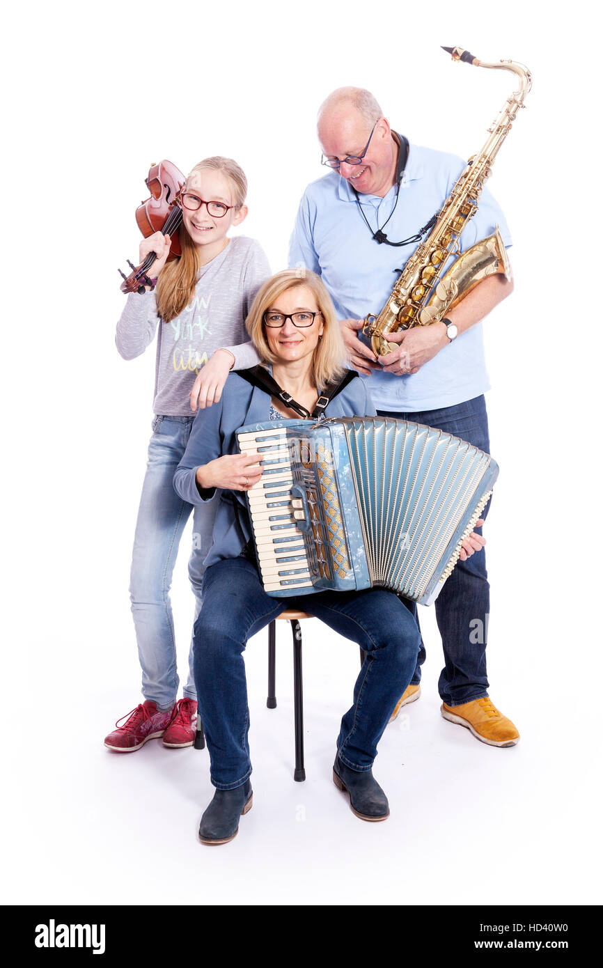 Famille musicale avec saxophone, violon et accordéon en studio against white background Banque D'Images