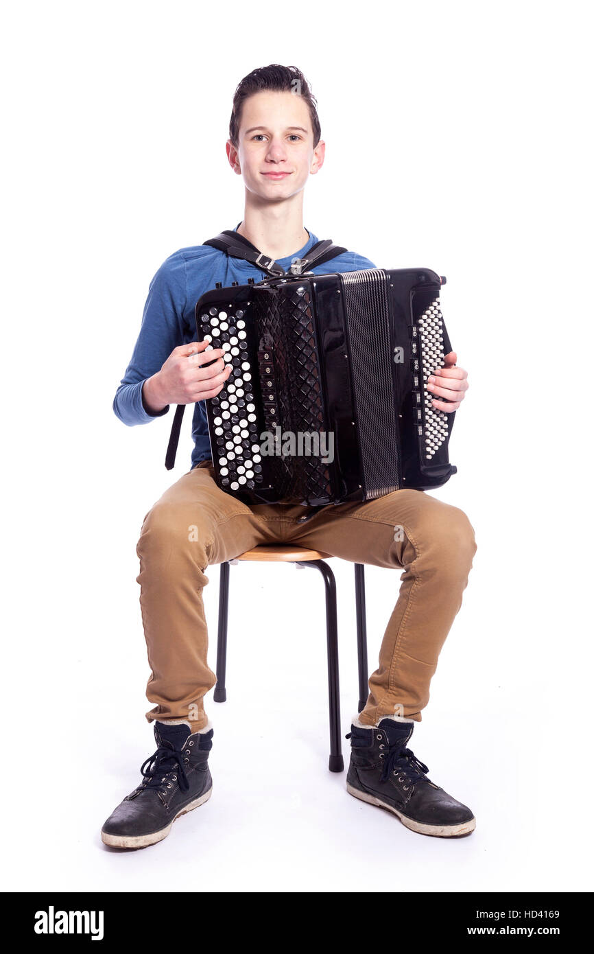 Young caucasian boy joue de l'accordéon en studio avec fond blanc Banque D'Images