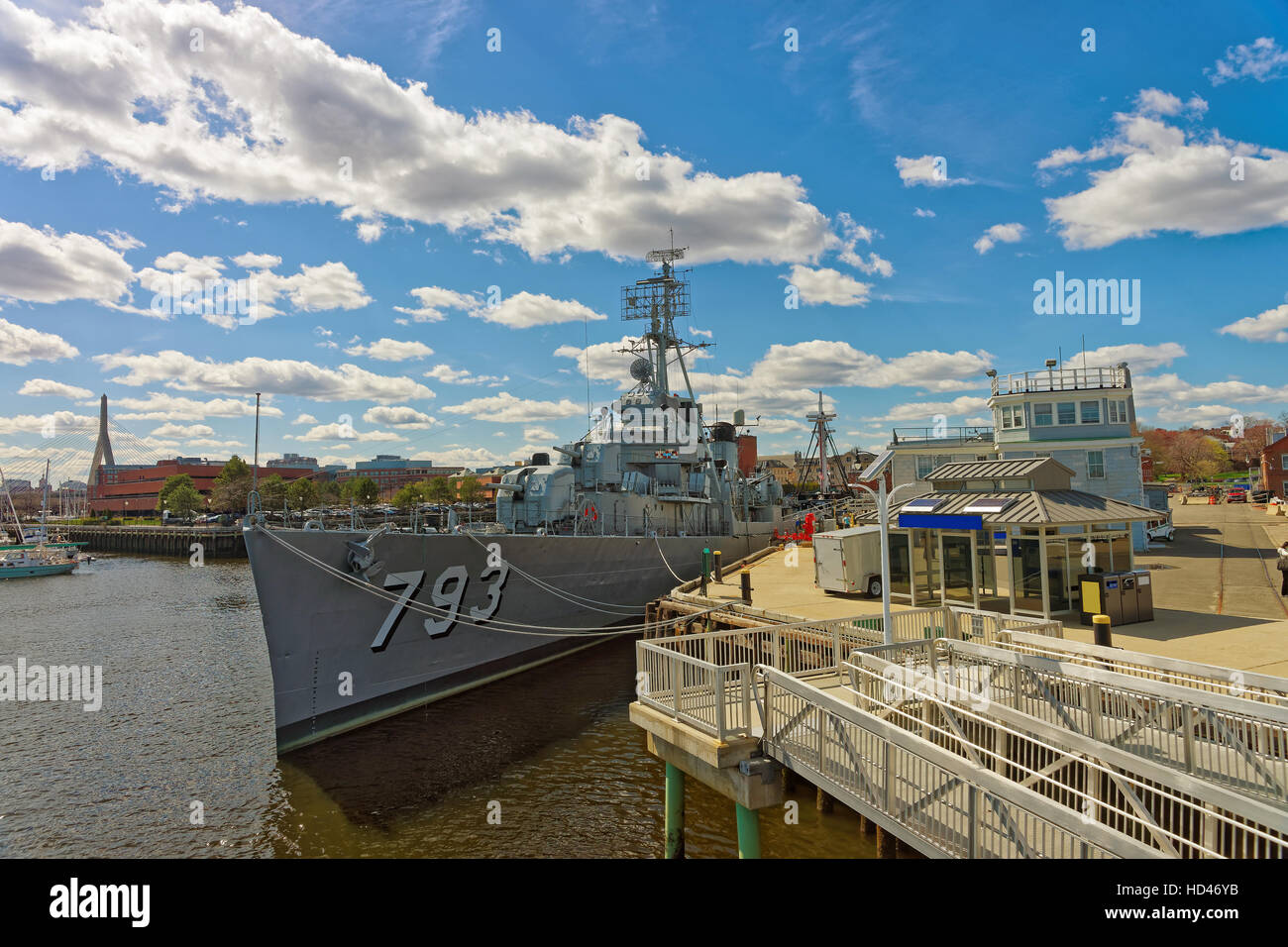 Boston, USA - Le 28 avril 2015 : le destroyer de classe Fletcher nommé d'après le Capitaine Cassin Young amarrés dans la Navy Yard à Boston, USA. Il y a seulement 4 comme Banque D'Images
