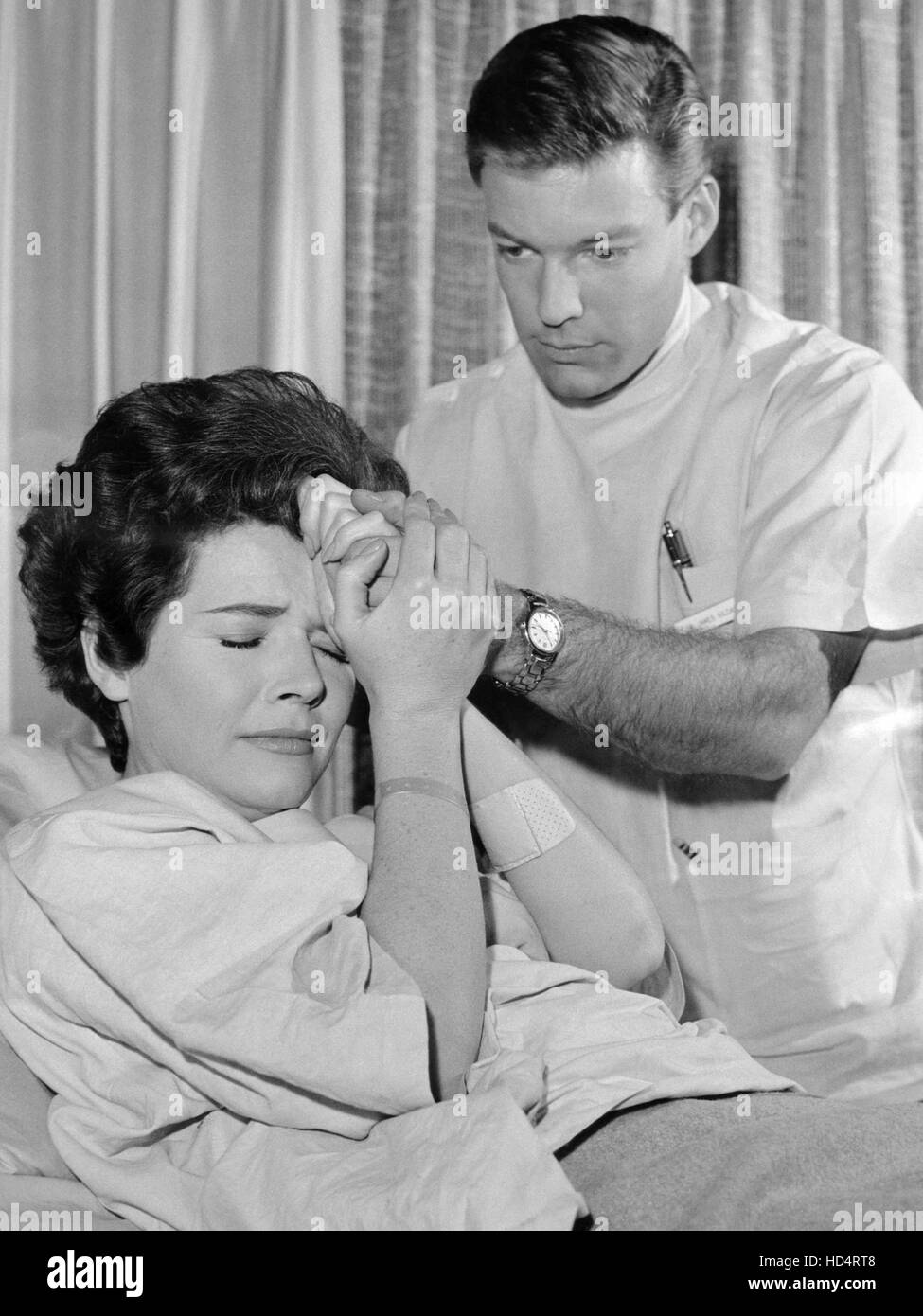 DR. KILDARE, Polly Bergen, Richard Chamberlain, 'Le côté obscur du miroir" (Saison  2, diffusée le 28 mars 1963), 1966 Photo Stock - Alamy