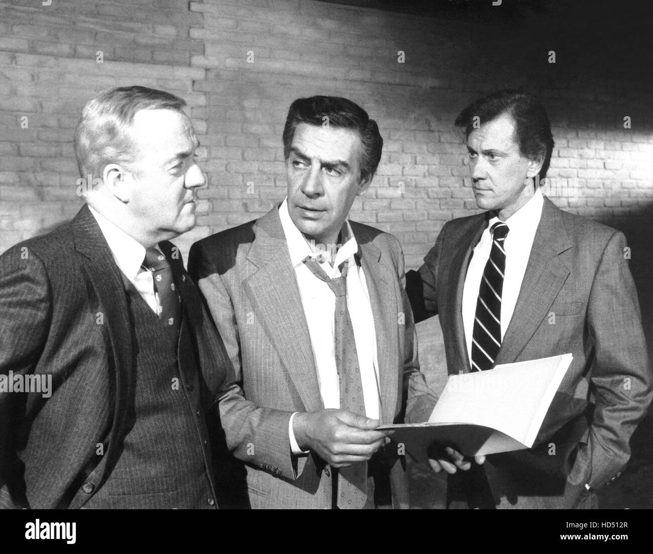 La loi ET HARRY MCGRAW, de gauche à droite : Richard Herd, Jerry Orbach,  Andrew Prine, 'Yankee Boodle, Dandy" (saison 1, épisode 10 Photo Stock -  Alamy
