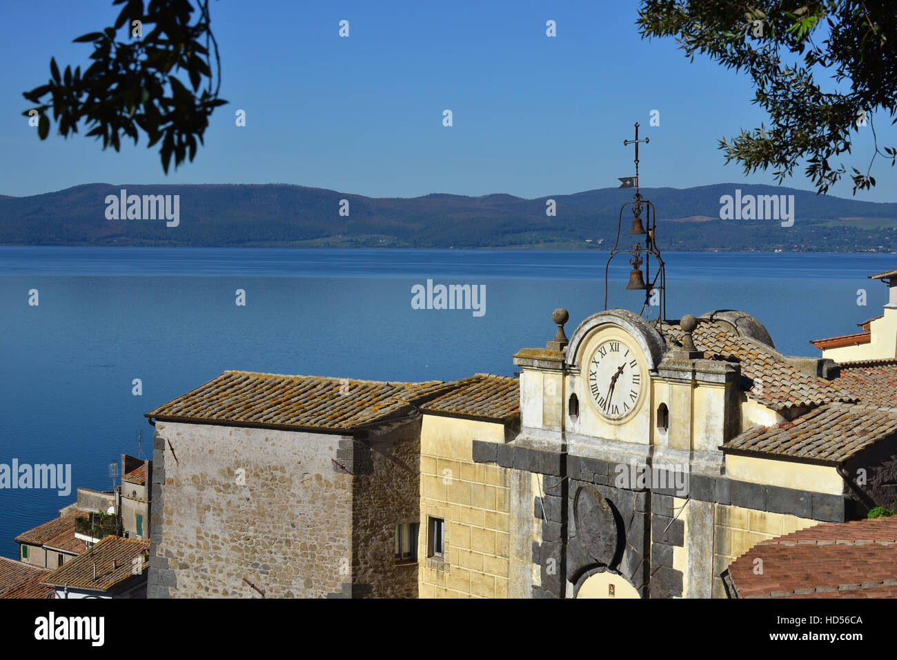 Le lac de Bracciano vu de Buckland enceinte médiévale avec horloge ancienne Banque D'Images