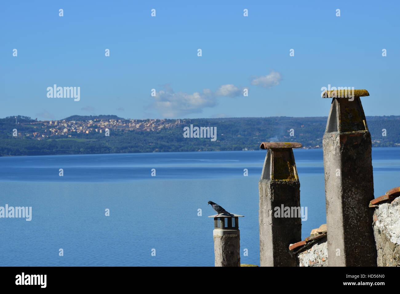 Le lac de Bracciano vu de Buckland vieille cheminée avec pigeon Banque D'Images