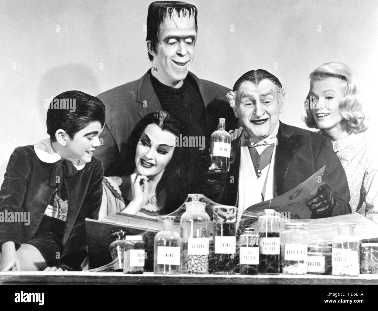 Les Munsters Butch Patrick Fred Gwynne Yvonne De Carlo Al Lewis