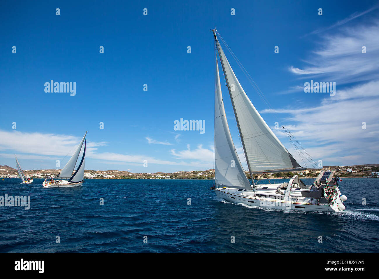 Yachts à voile régate. La Voile dans le vent à travers les vagues en mer  Photo Stock - Alamy