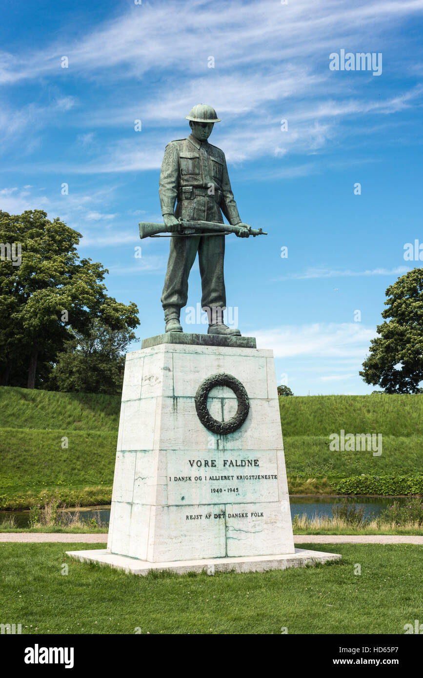 Monument commémoratif de guerre, soldat avec arme abaissée, monument de tombée des alliés dans la seconde guerre mondiale, Copenhague, Danemark Banque D'Images