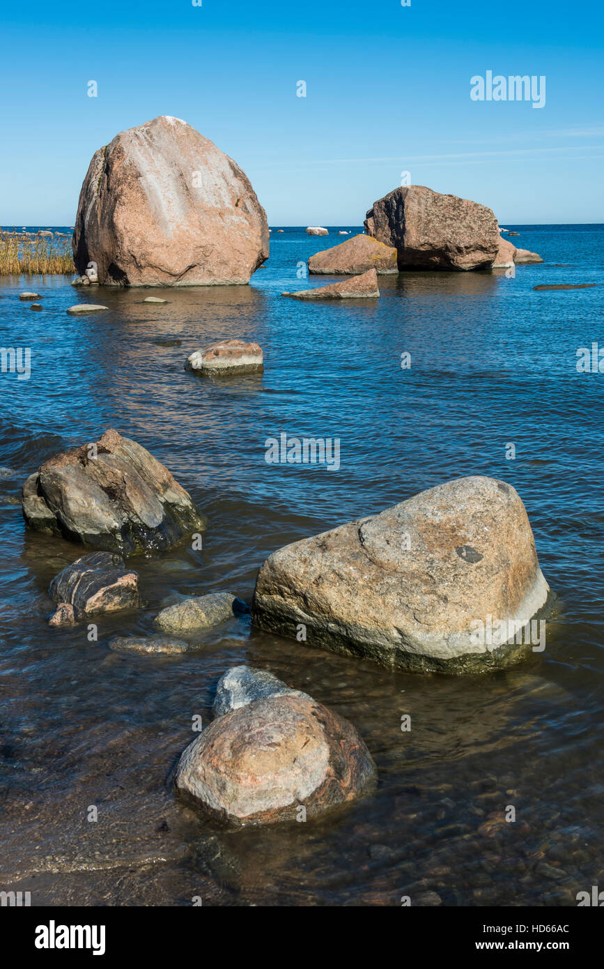 Rochers sur la côte, côte de la mer Baltique, le golfe de Finlande, l'Estonie, de Käsmu Banque D'Images