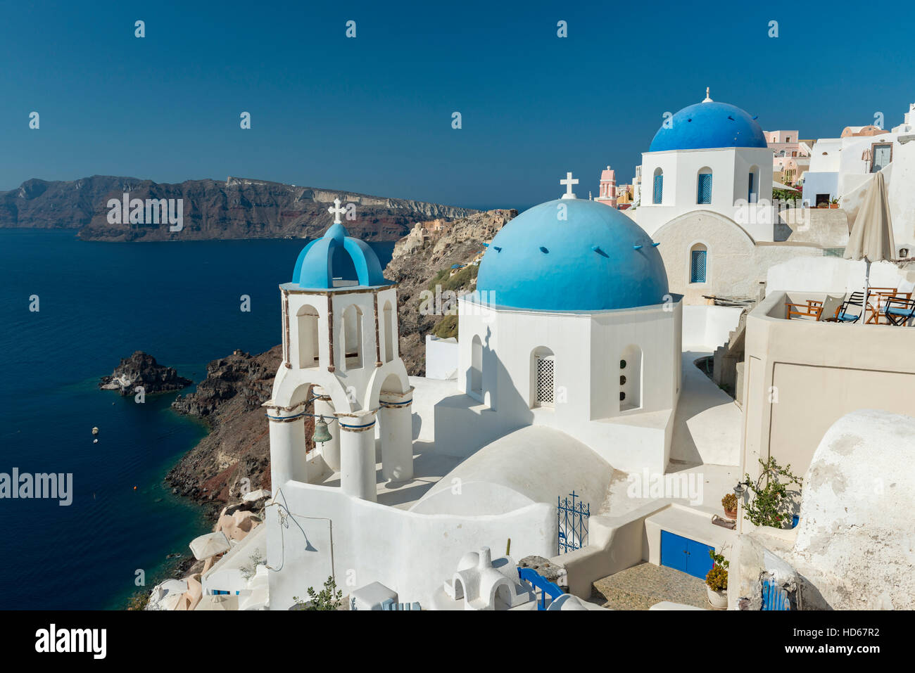 L'église orthodoxe avec dôme bleu et clocher, Oia, Santorini, Cyclades, Grèce Banque D'Images
