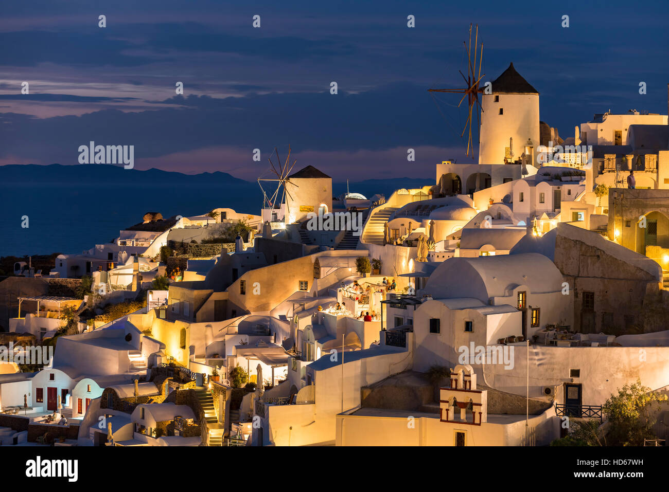 La ville, moulins à vent, lumière du soir, Oia, Santorini, Cyclades, Grèce Banque D'Images