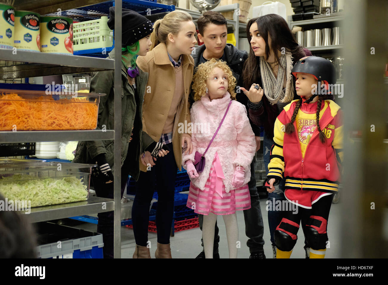 ADVENTURES IN BABYSITTING, l-r : Nikki Hahn, Sabrina Carpenter, Mallory James Mahoney, Max Gecowets, Sofia Carson, Madison Banque D'Images