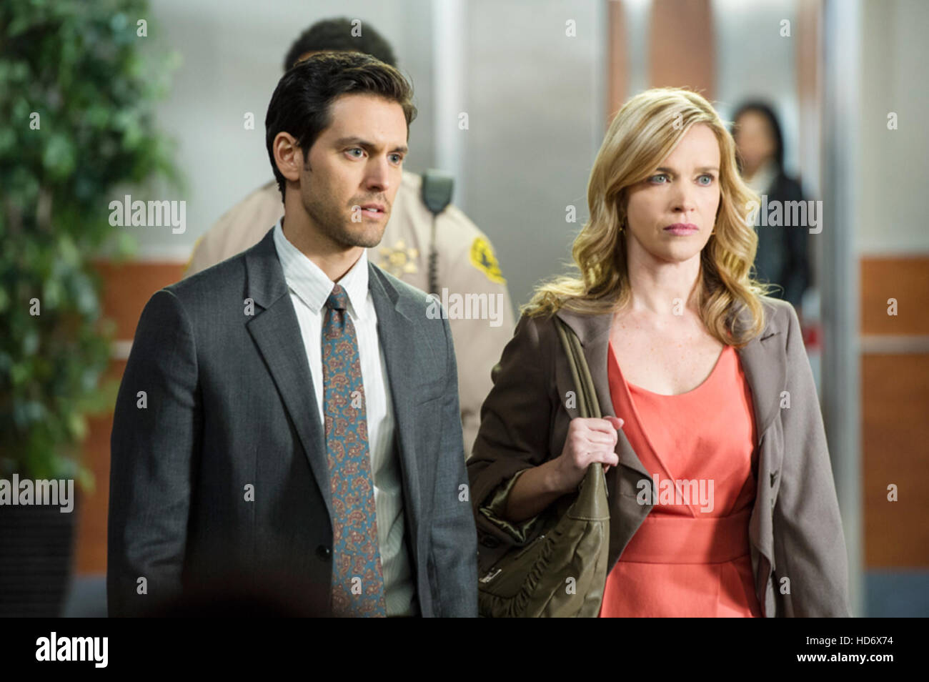Drop Dead Diva Saison 6 Episode 13 DROP DEAD DIVA, (de gauche) : Lex Medlin (dos à la caméra), Brooke Elliott,  Jeffrey Pierce, "il a dû être vous', (Saison 6, EP Photo Stock - Alamy