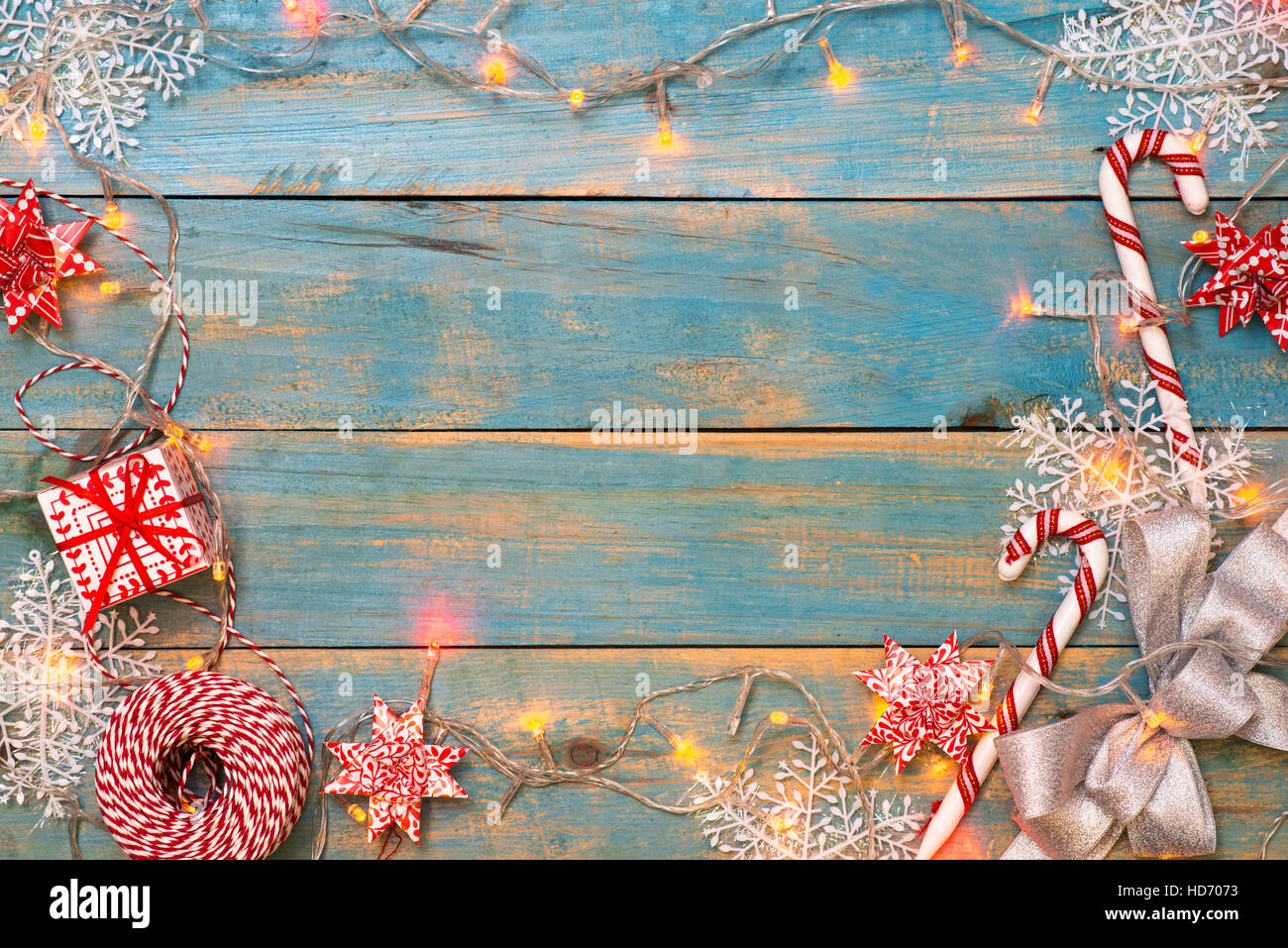 Fond de Noël avec des décorations sur fond de bois. Top View with copy space Banque D'Images