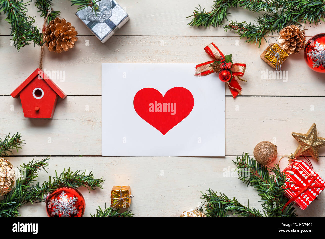 Fond de Noël avec ses décorations avec des cartes de vœux sur fond de bois. Top View with copy space Banque D'Images