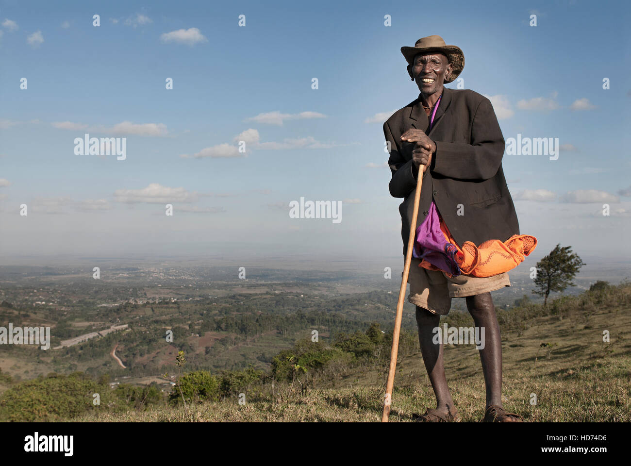 Un aîné Masai homme sourit au sommet d'une colline donnant sur le Kenya. L'Afrique. Banque D'Images