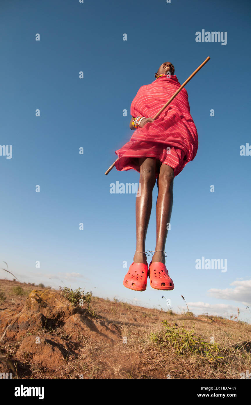 Guerrier massaï de saut. Le Kenya, l'Afrique. Banque D'Images
